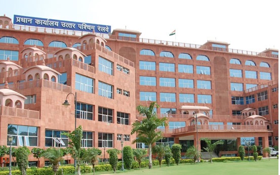 रेलवे कर्मचारी के आत्महत्या करने के मामले में हंगामा रेलवे कर्मचारी के आत्महत्या करने के मामले में हंगामा