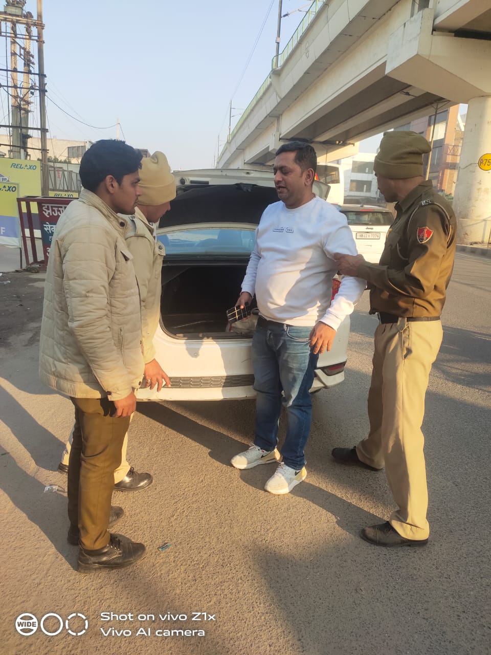 बहादुरगढ़ मेें टीकरी बॉर्डर पर वाहनों की जांच करती पुलिस। बहादुरगढ़ मेें टीकरी बॉर्डर पर वाहनों की जांच करती पुलिस।