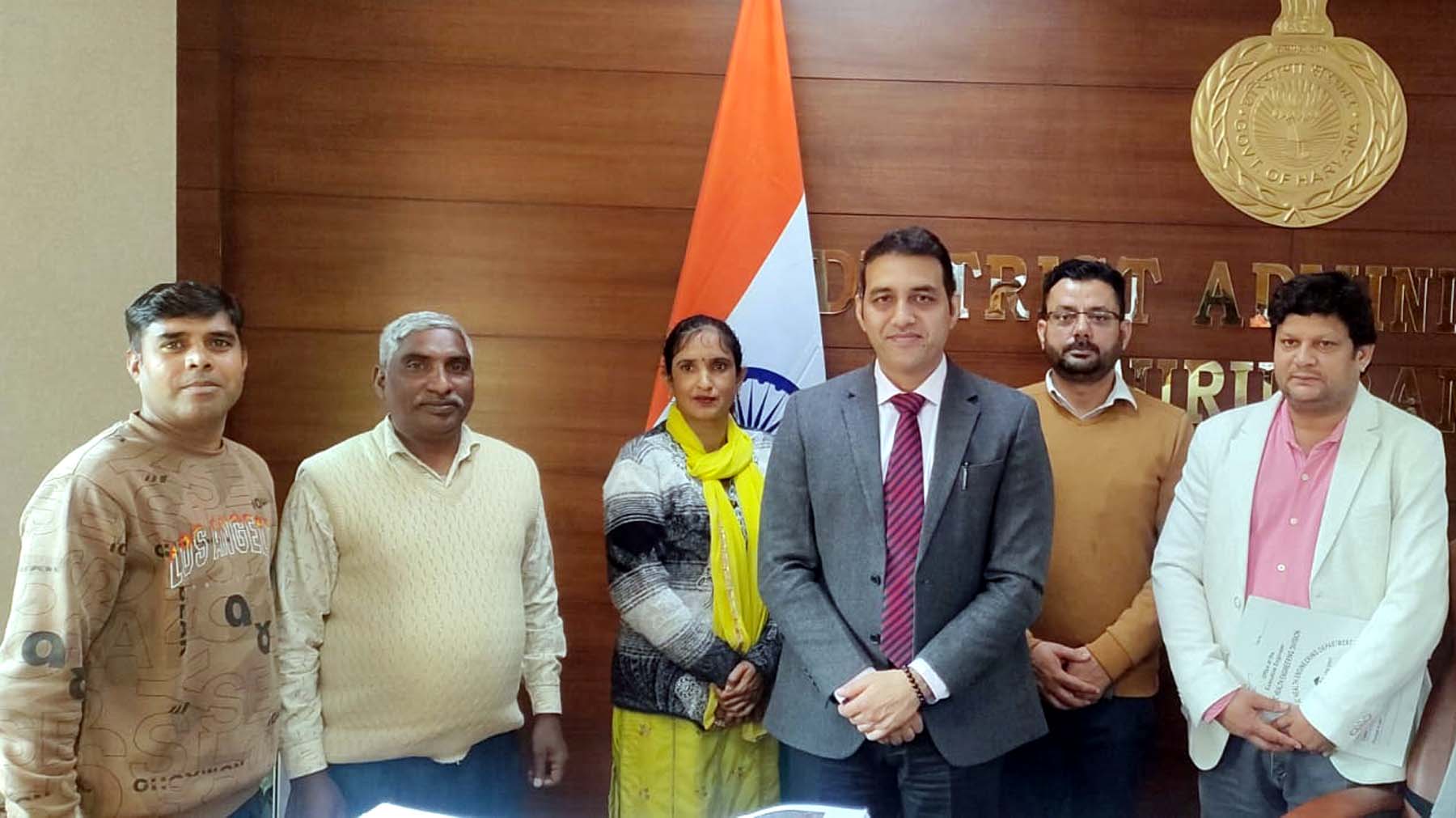 फोटो नंबर-05: गुरुग्राम के लघु सचिवालय में जल प्रहरी पंप ऑपरेटर उदय सिंह व मोनिका रानी के साथ डीसी अजय कुमार। फोटो नंबर-05: गुरुग्राम के लघु सचिवालय में जल प्रहरी पंप ऑपरेटर उदय सिंह व मोनिका रानी के साथ डीसी अजय कुमार।