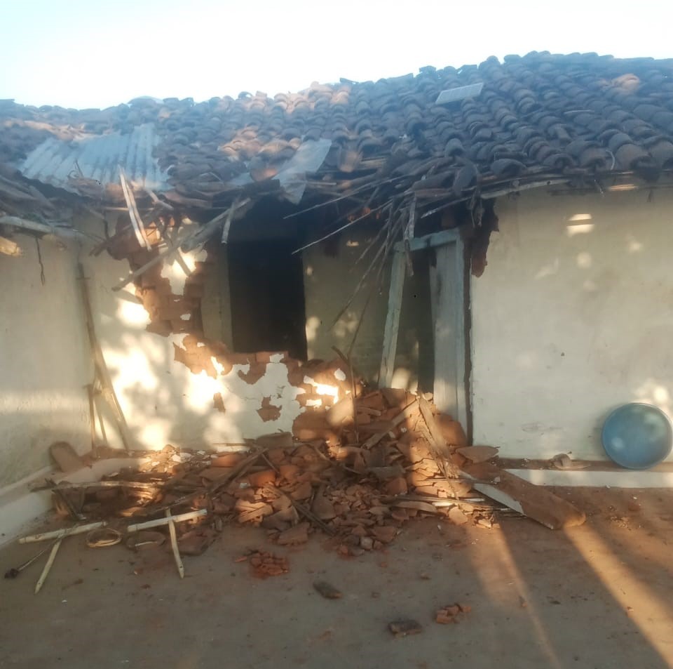 हाथियाें ने ग्रमीणाें के घराें में की ताेडफाेड हाथियाें ने ग्रमीणाें के घराें में की ताेडफाेड