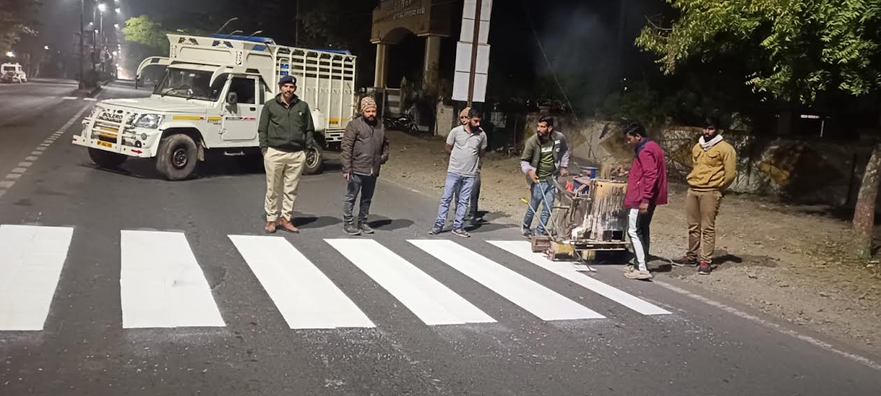 सड़क सुरक्षा माह के अंतर्गत रोड मार्किंग एवं साइन बोर्ड लगायें सड़क सुरक्षा माह के अंतर्गत रोड मार्किंग एवं साइन बोर्ड लगायें