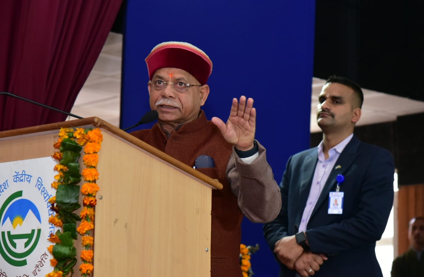 केंद्रीय विश्वविद्यालय के स्थापना दिवस पर सम्बोधित करते हुए राज्यपाल।