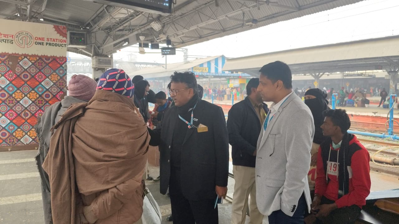 जांच करते अधिकारी जांच करते अधिकारी