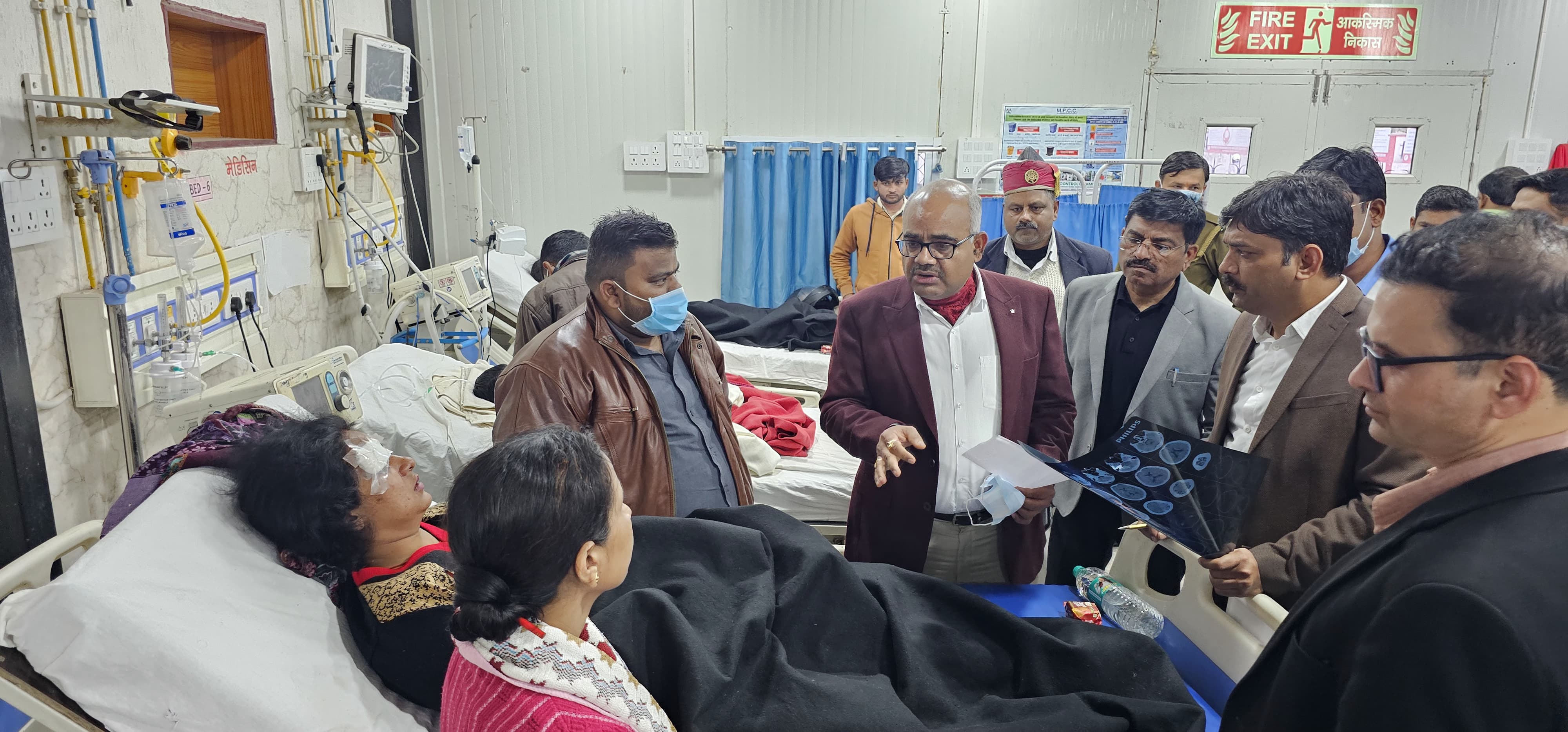 छात्राओं से हाल चाल लेते जिलाधिकारी जितेंद्र प्रताप सिंह छात्राओं से हाल चाल लेते जिलाधिकारी जितेंद्र प्रताप सिंह