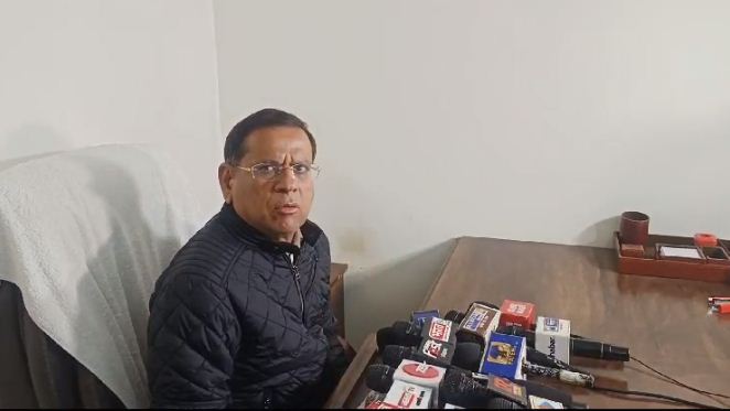 हरियाणा के राज्य मंत्री पत्रकाराें से बातचीत करते हुए हरियाणा के राज्य मंत्री पत्रकाराें से बातचीत करते हुए