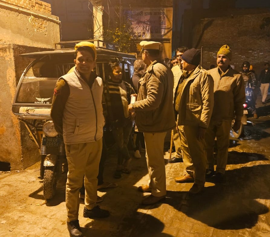 कैप्शनः 21 आरटीके 6ः अभियान के दौरान रेलवे स्टेशन पर ट्रेन की जांच करते टीम सदस्य। ------ कैप्शनः 21 आरटीके 6ः अभियान के दौरान रेलवे स्टेशन पर ट्रेन की जांच करते टीम सदस्य। ------