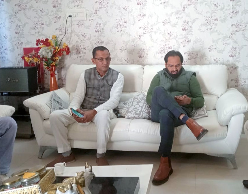 बातचीत करते हुए ओमदत्ता डाहौला। बातचीत करते हुए ओमदत्ता डाहौला।