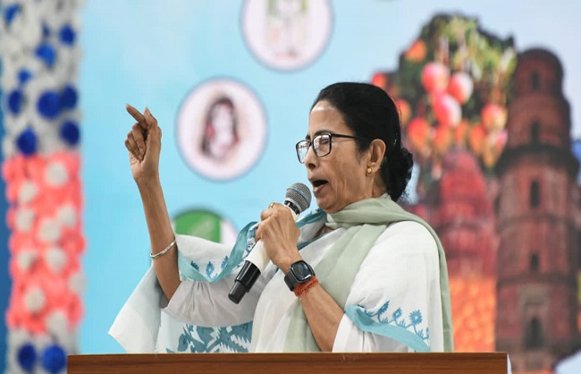 मालदा जिले में आयोजित एक सभा में मुख्यमंत्री ममता बनर्जी