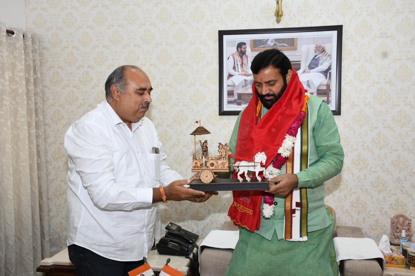 एक चुनाव-एक राष्ट्र समिति के सह संयाेजक मदन माेहन छाबड़ा मुख्यमंत्री नायब सैनी से मुलाकात करते हुए एक चुनाव-एक राष्ट्र समिति के सह संयाेजक मदन माेहन छाबड़ा मुख्यमंत्री नायब सैनी से मुलाकात करते हुए