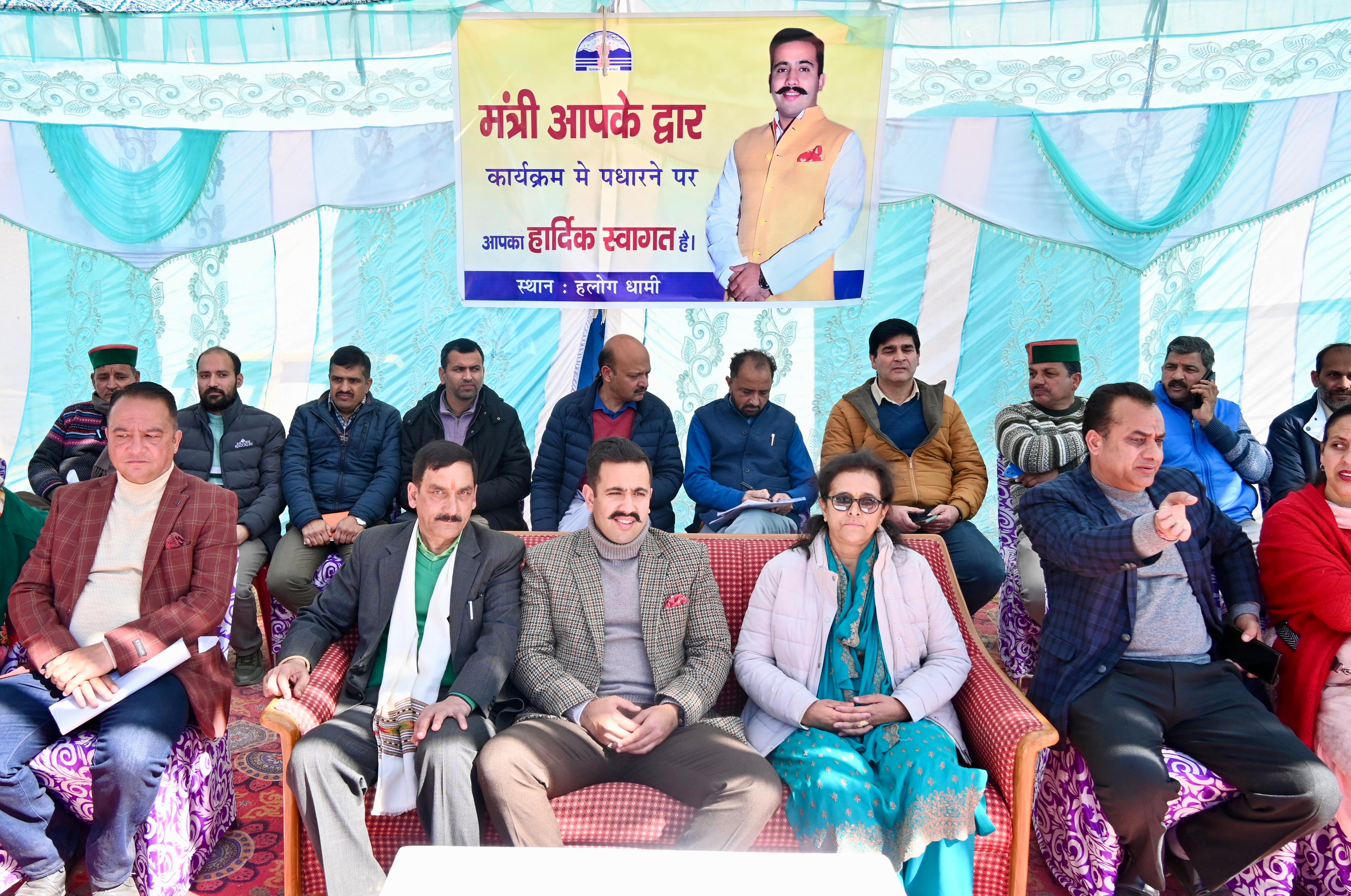 विक्रमादित्य सिंह समस्याएं सुनते हुए विक्रमादित्य सिंह समस्याएं सुनते हुए