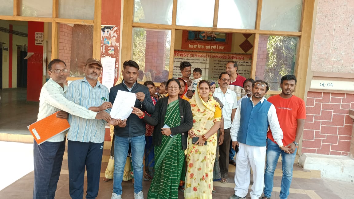 आंगनबाड़ी निर्माण रोकने की मांग लेकर निगम पहुंचे जालमपुर वार्डवासी। आंगनबाड़ी निर्माण रोकने की मांग लेकर निगम पहुंचे जालमपुर वार्डवासी।
