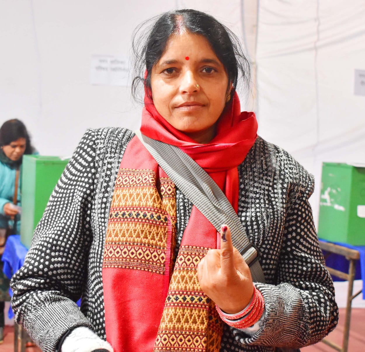 गोपेश्वर में निकाय चुनाव में तैनात कार्मिक मतदान करते हुए। गोपेश्वर में निकाय चुनाव में तैनात कार्मिक मतदान करते हुए।