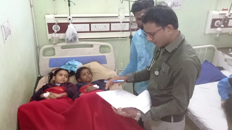 स्कूली बच्चों का उपचार करते हुए डा अखिलेश देवांगन। स्कूली बच्चों का उपचार करते हुए डा अखिलेश देवांगन।