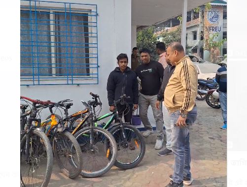 चोरी हुई साइकिल के साथ गिरफ्तार आरोपी चोरी हुई साइकिल के साथ गिरफ्तार आरोपी