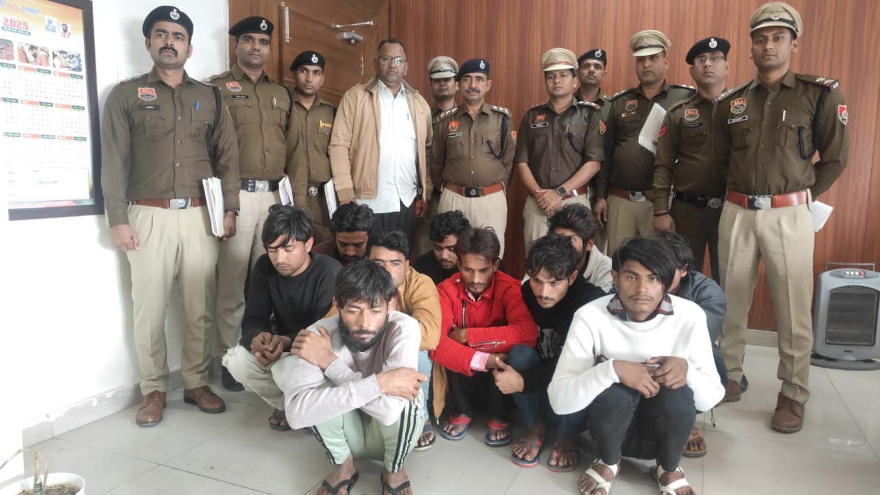 फोटो नंबर-09: नूंह पुलिस की गिरफ्त में साइबर ठगी के आरोपी। फोटो नंबर-09: नूंह पुलिस की गिरफ्त में साइबर ठगी के आरोपी।