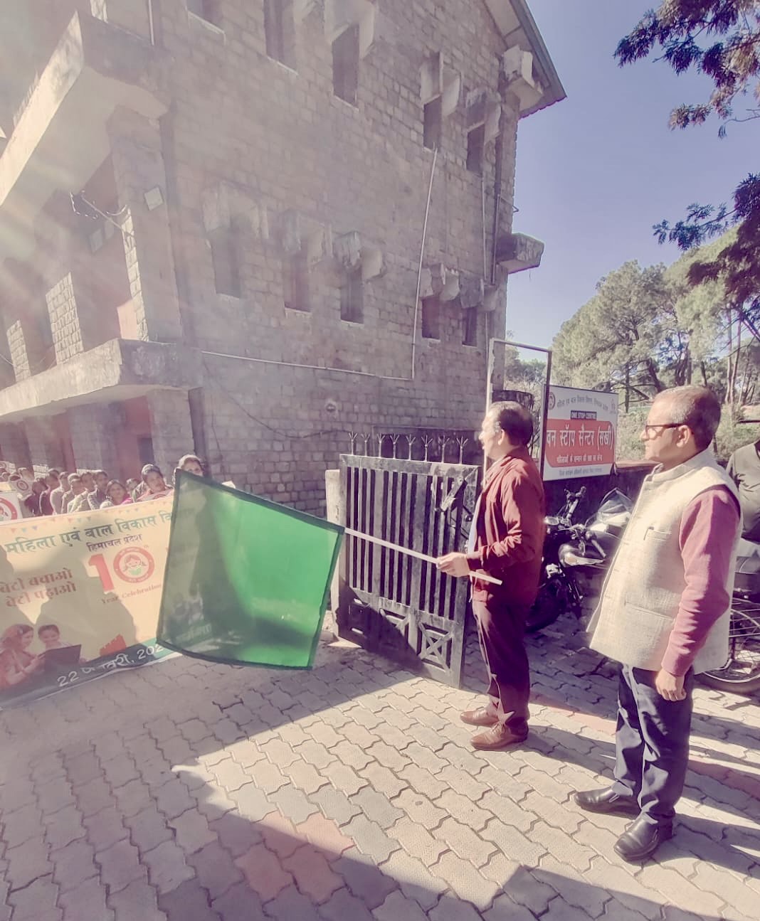 रैली को हरी झंडी दिखाकर रवाना करते हुए एडीसी। रैली को हरी झंडी दिखाकर रवाना करते हुए एडीसी।