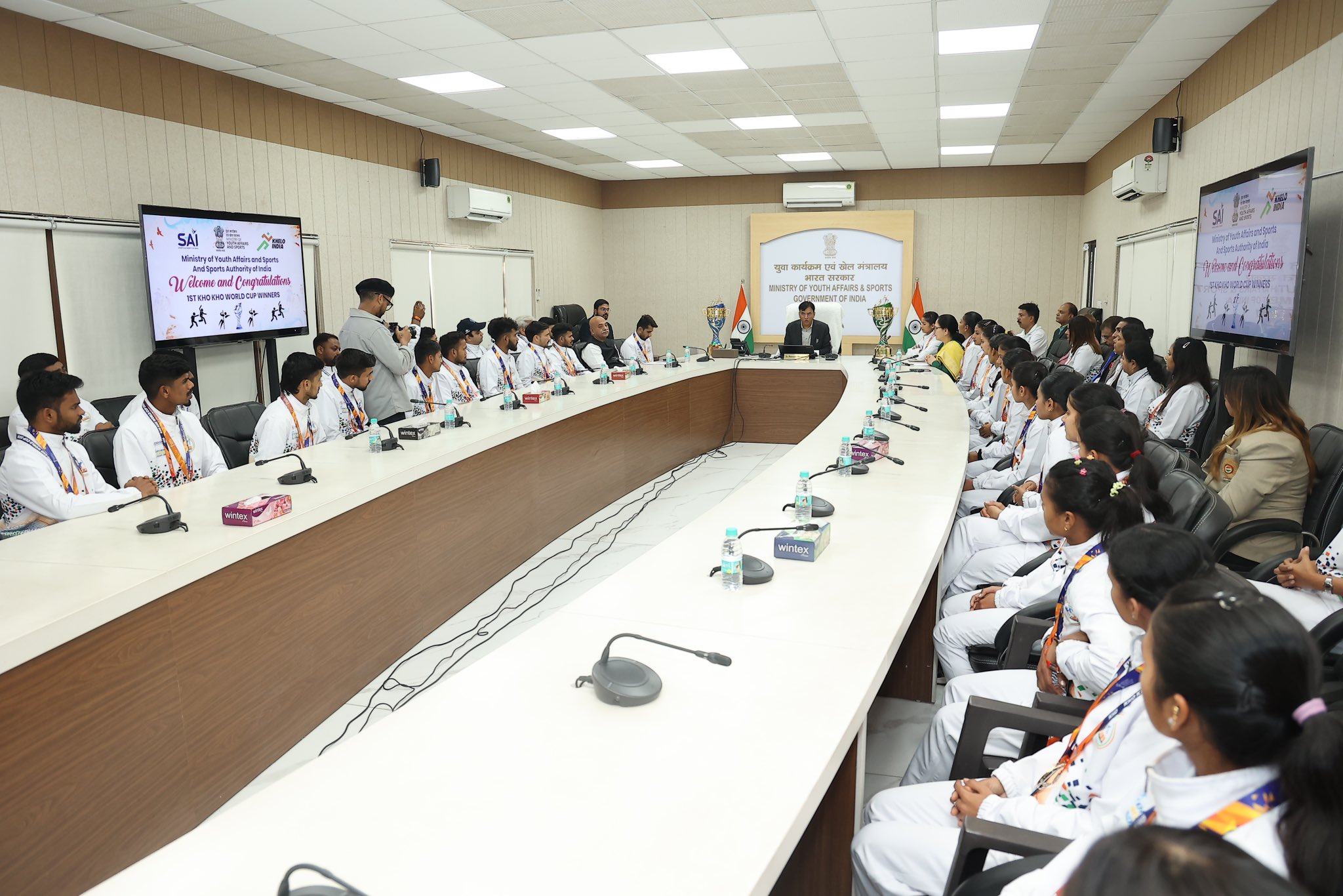 केन्द्रीय खेल मंत्री ने खो-खो विश्व कप जीतने वाली भारतीय महिला और पुरुष टीम से की मुलाकात केन्द्रीय खेल मंत्री ने खो-खो विश्व कप जीतने वाली भारतीय महिला और पुरुष टीम से की मुलाकात
