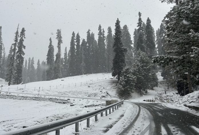 गुलमर्ग में बर्फबारी का एक और दौर, मैदानी इलाकों में बारिश गुलमर्ग में बर्फबारी का एक और दौर, मैदानी इलाकों में बारिश
