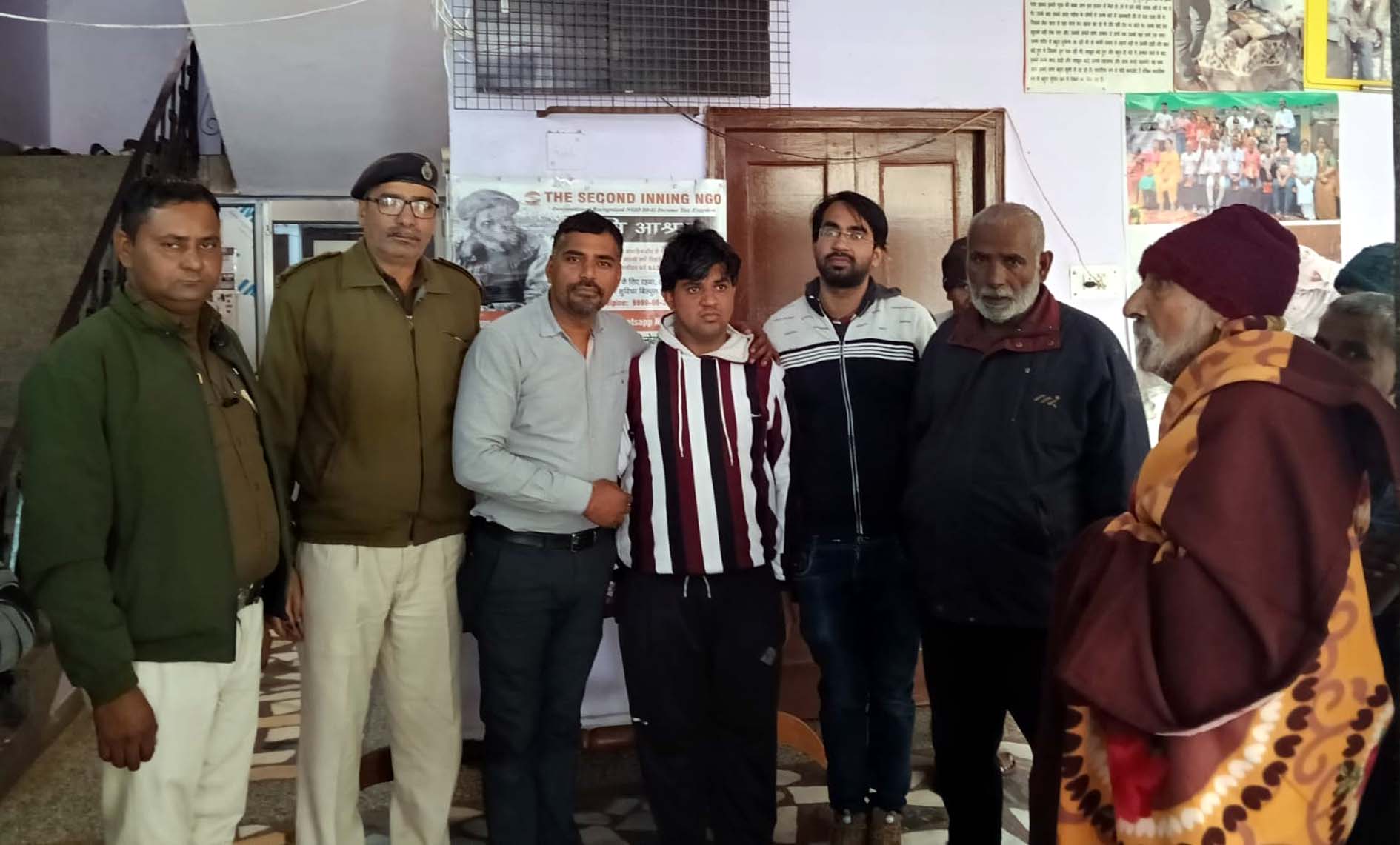 खोए हुए दीपक गक्खड़ को उनके परिवारजनों को सुपुर्द करते भूमि आश्रम संचालक व पुलिस कर्मचारी। खोए हुए दीपक गक्खड़ को उनके परिवारजनों को सुपुर्द करते भूमि आश्रम संचालक व पुलिस कर्मचारी।
