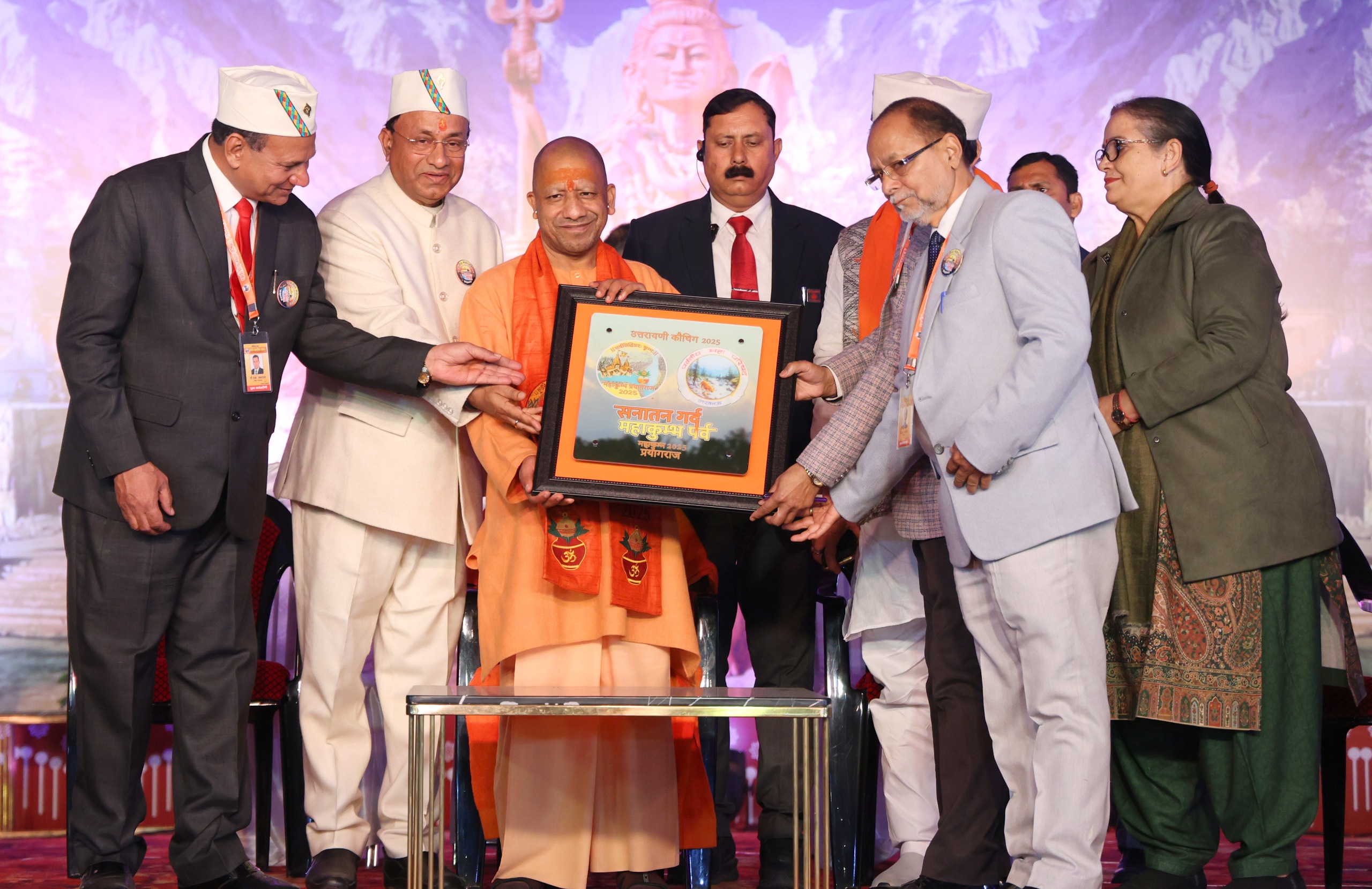 कार्यक्रम में पहुंचे मुख्यमंत्री योगी कार्यक्रम में पहुंचे मुख्यमंत्री योगी