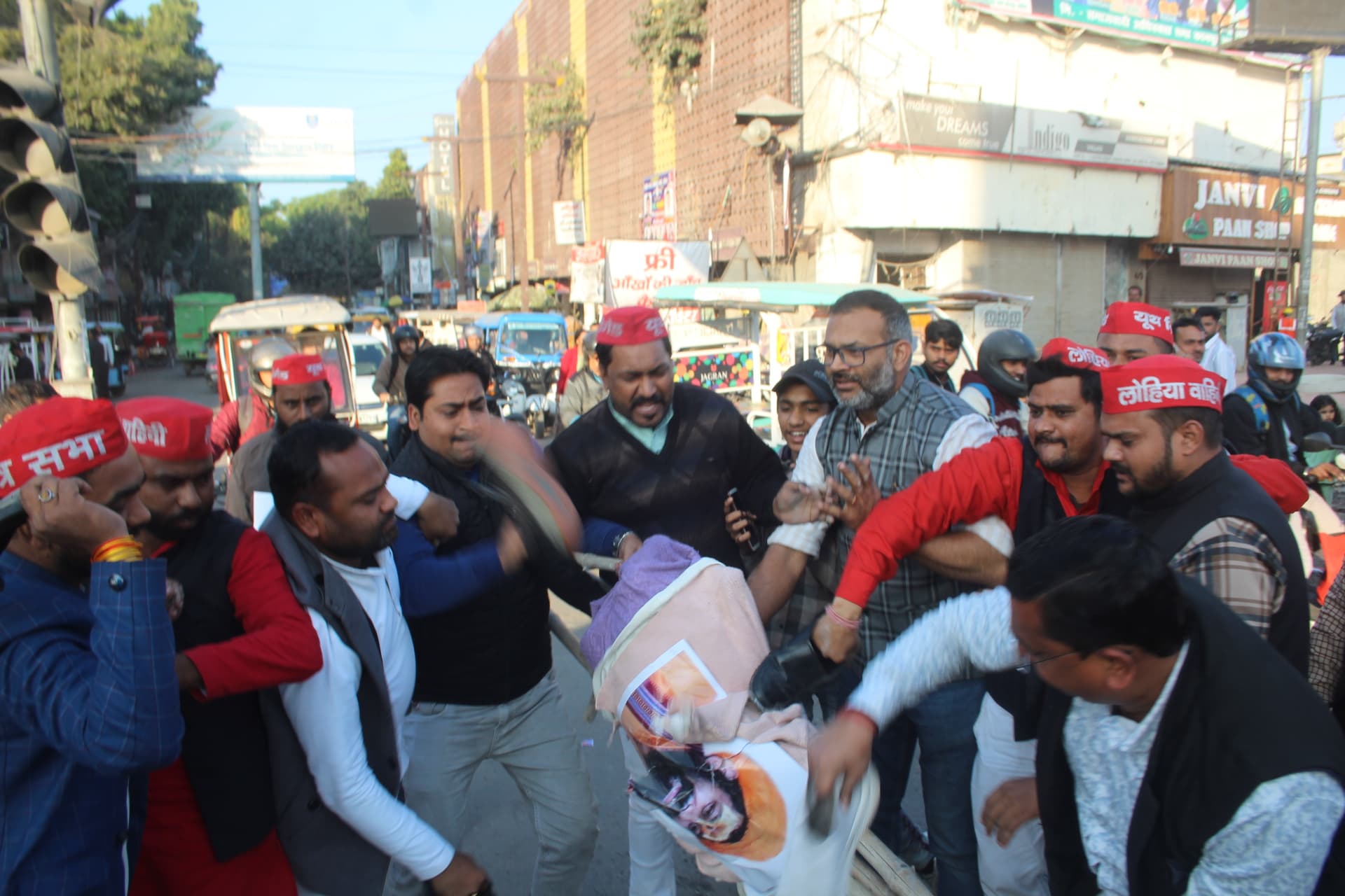 प्रदर्शन करते समाजवादी पार्टी के कार्यकर्ता प्रदर्शन करते समाजवादी पार्टी के कार्यकर्ता