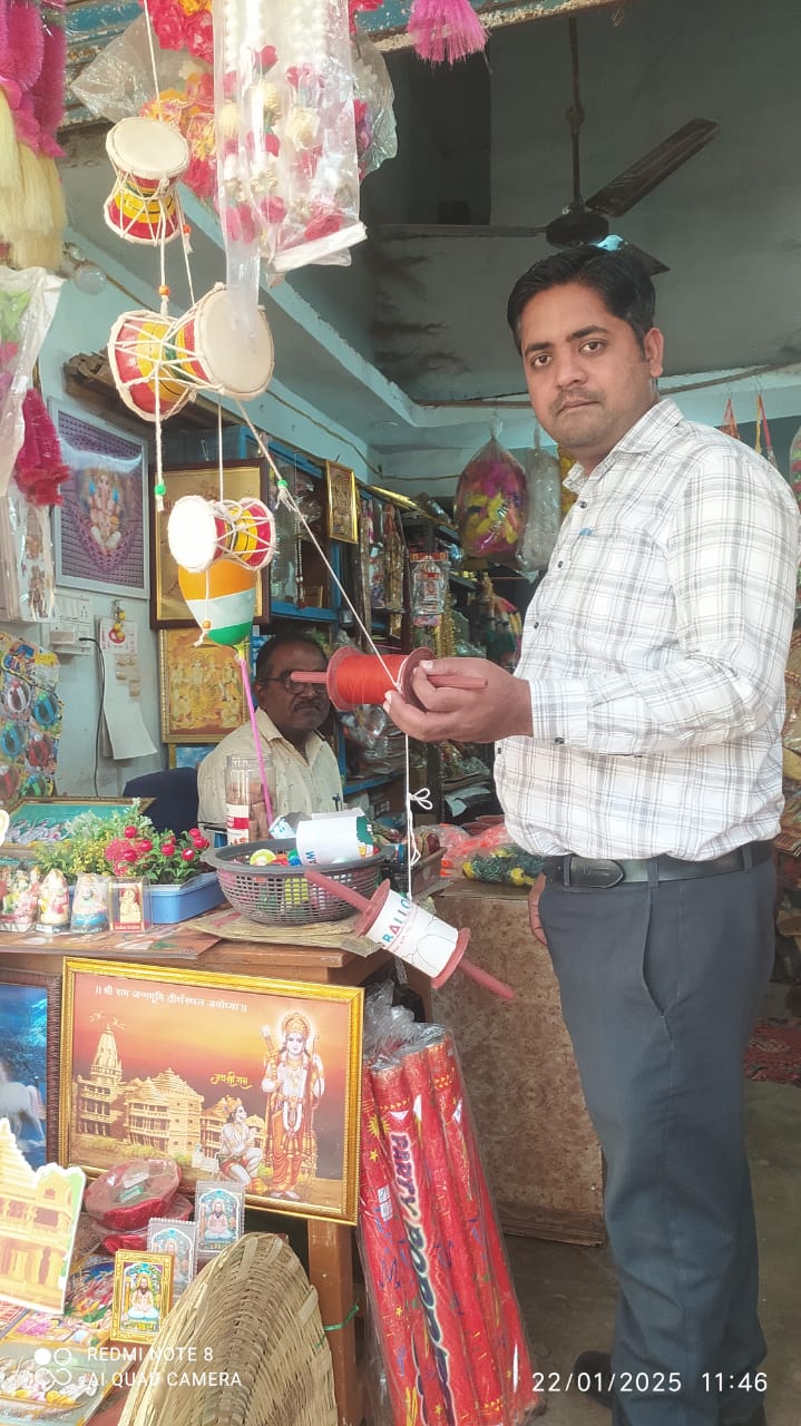 शहरों के बाजारों और पतंग दुकानों क़ा निरीक्षण करते हुए अधिकारी शहरों के बाजारों और पतंग दुकानों क़ा निरीक्षण करते हुए अधिकारी