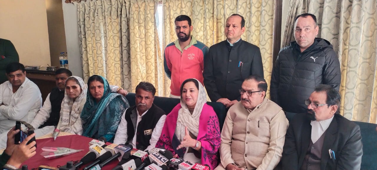 फोटो कैप्शन 22आरटीके1 : मैना पर्यटक केन्द्र में पत्रकारो से बातचीत करते इनेलो प्रधान महासचिव सुनेना चौटाला ----------- फोटो कैप्शन 22आरटीके1 : मैना पर्यटक केन्द्र में पत्रकारो से बातचीत करते इनेलो प्रधान महासचिव सुनेना चौटाला -----------