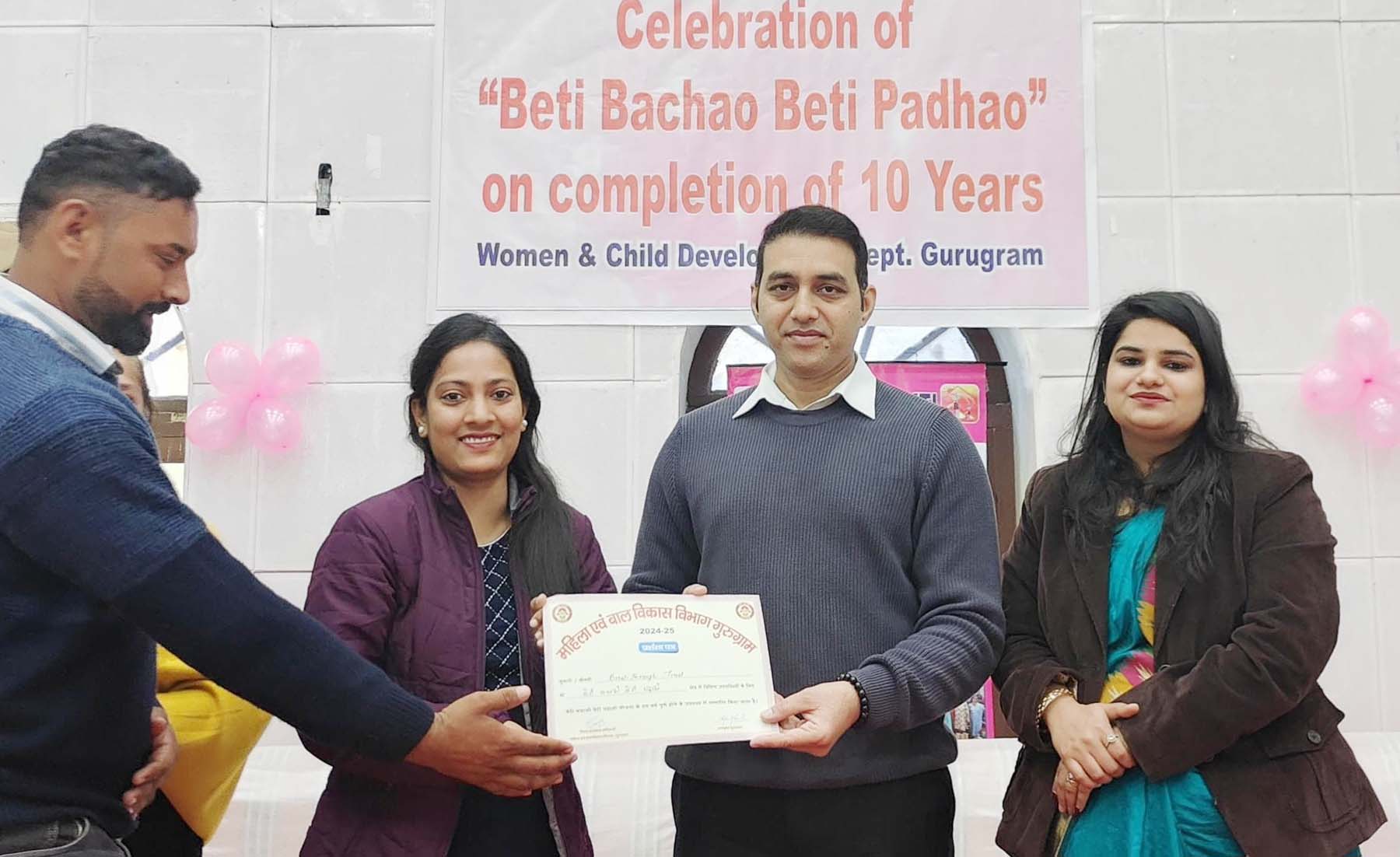 फोटो नंबर-06: गुरुग्राम में महिला एवं बाल विकास विभाग की ओर से जिला परिषद स्वतंत्रता सेनानी सभागार में बेटी बचाओ बेटी पढ़ाओ अभियान की 10वीं वर्षगांठ के उपलक्ष्य में कार्यक्रम में उत्कृष्ट प्रदर्शन करने वाली बेटियों के सम्मानित करते डीसी अजय कुमार। फोटो नंबर-06: गुरुग्राम में महिला एवं बाल विकास विभाग की ओर से जिला परिषद स्वतंत्रता सेनानी सभागार में बेटी बचाओ बेटी पढ़ाओ अभियान की 10वीं वर्षगांठ के उपलक्ष्य में कार्यक्रम में उत्कृष्ट प्रदर्शन करने वाली बेटियों के सम्मानित करते डीसी अजय कुमार।