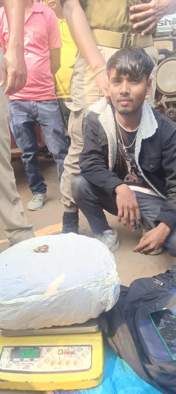 गांजा समेत तीन गिरफ्तार गांजा समेत तीन गिरफ्तार