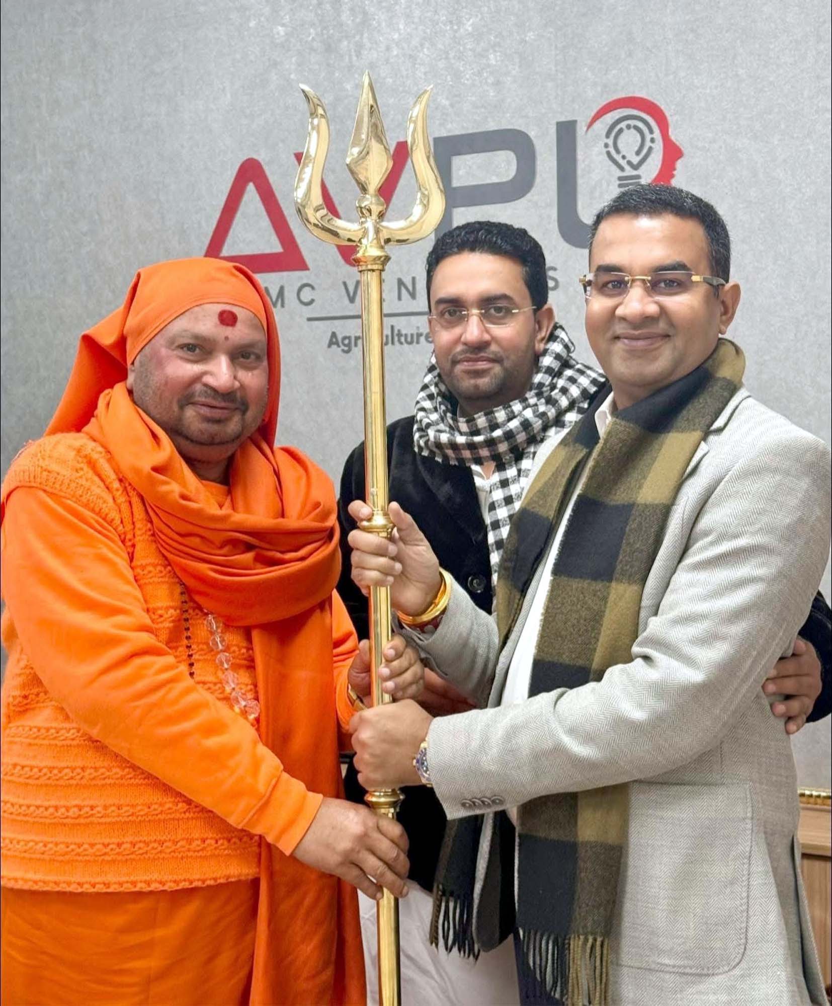 महासंगम यात्रा के कोऑर्डिनेटर दीप सिहाग सिसाय व नवीन पंचाली त्रिशुल के साथ। महासंगम यात्रा के कोऑर्डिनेटर दीप सिहाग सिसाय व नवीन पंचाली त्रिशुल के साथ।
