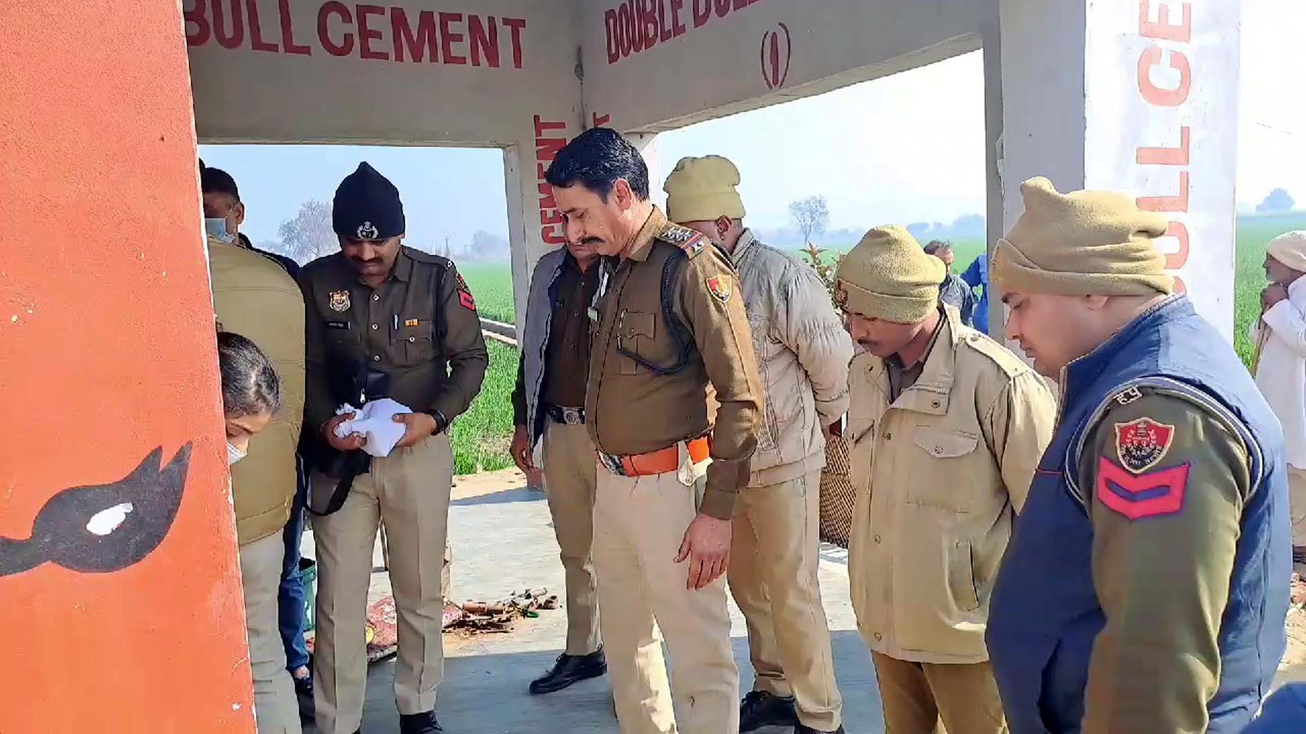 हत्या की वारदात के बाद घटनास्थल पर जांच करती पुलिस। हत्या की वारदात के बाद घटनास्थल पर जांच करती पुलिस।
