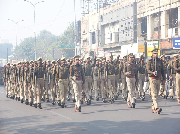 विधानभवन में हुई परेड रिहर्सल करते पुलिस विधानभवन में हुई परेड रिहर्सल करते पुलिस