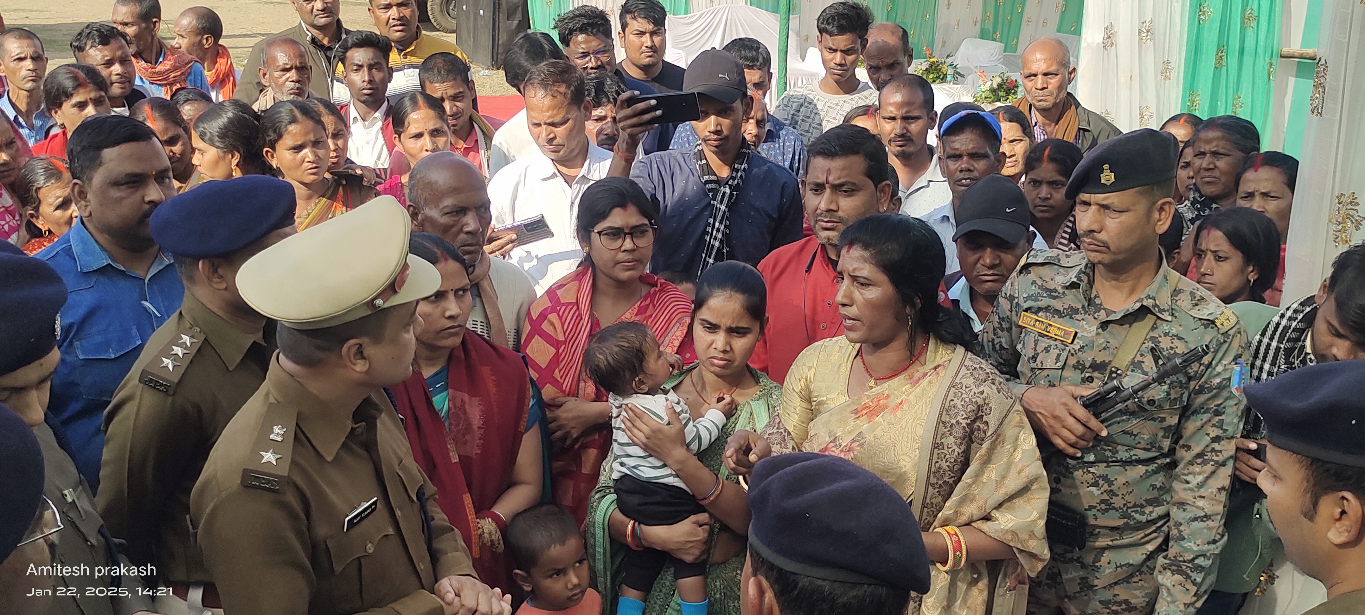 जनता की शिकायत सुनते एसपी अजय कुमार जनता की शिकायत सुनते एसपी अजय कुमार