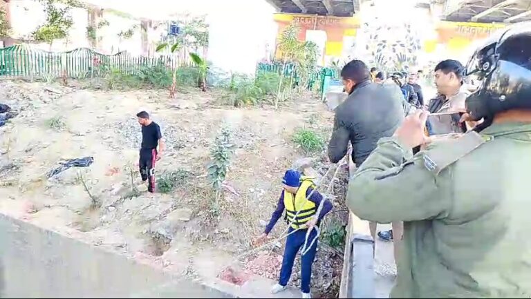 शव को निकालते पुलिसकर्मी शव को निकालते पुलिसकर्मी