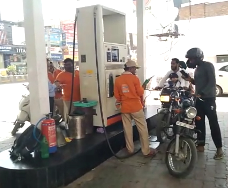 पेट्रोल भरवाते लोगों की फाइल फोटो पेट्रोल भरवाते लोगों की फाइल फोटो