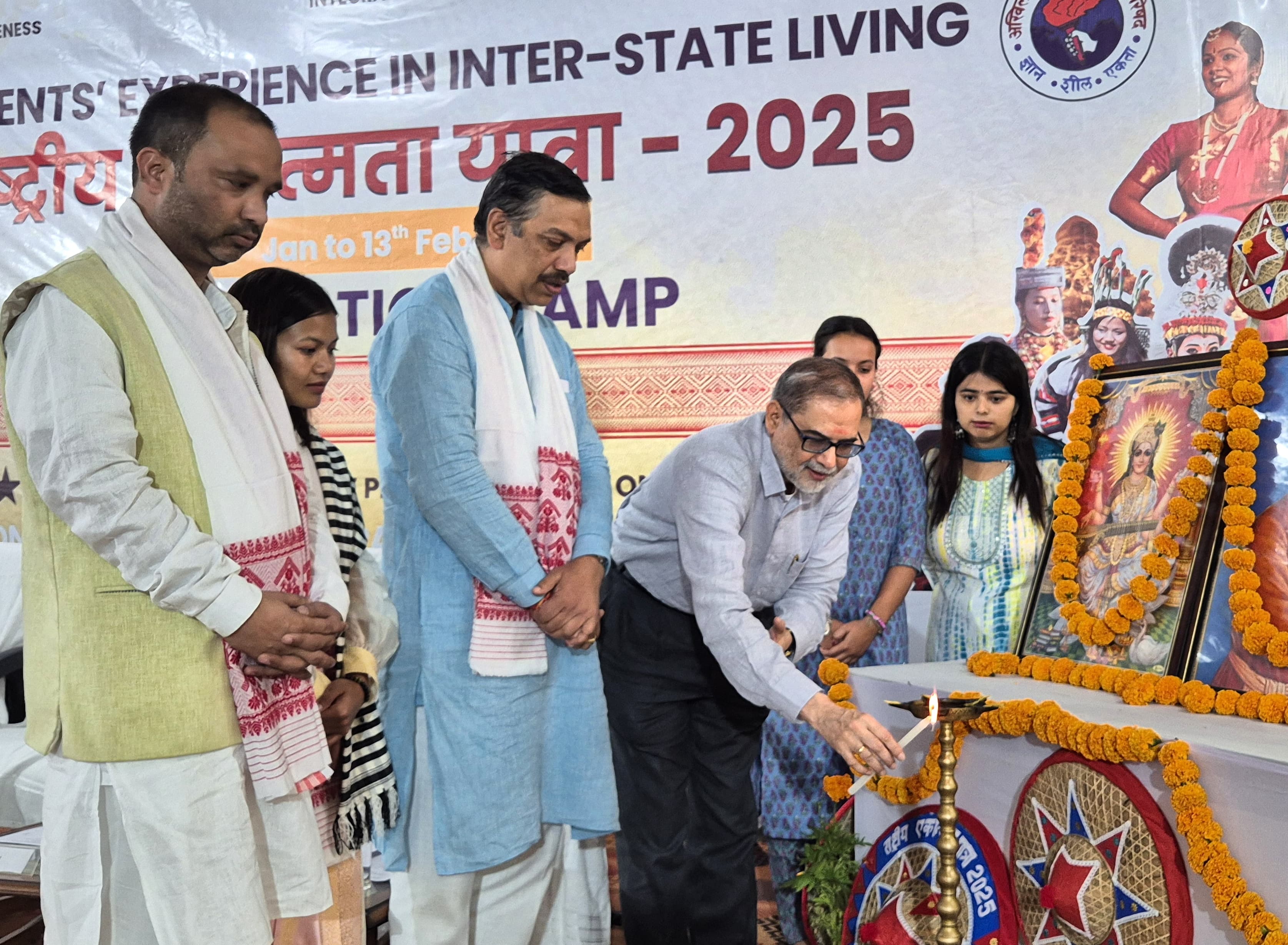 आईआईटी गुवाहाटी निदेशक एसईआईएल यात्रा का उद्घाटन करते हुए।