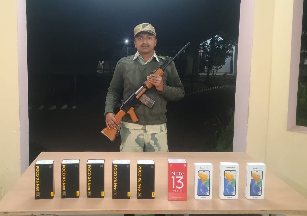 बीएसएफ त्रिपुरा द्वारा भारत बांग्लादेश सीमा पर जब्त किए गए तस्करी के सामानों की तस्वीर। बीएसएफ त्रिपुरा द्वारा भारत बांग्लादेश सीमा पर जब्त किए गए तस्करी के सामानों की तस्वीर।