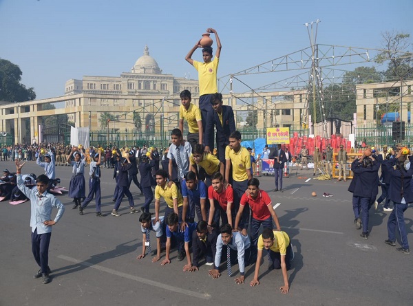 विधानभवन में हुई परेड रिहर्सल करते छात्र विधानभवन में हुई परेड रिहर्सल करते छात्र