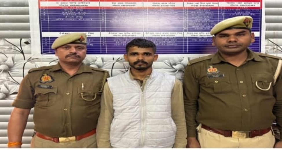पुलिस की गिरफ्ट में आरोपित पुलिस की गिरफ्ट में आरोपित