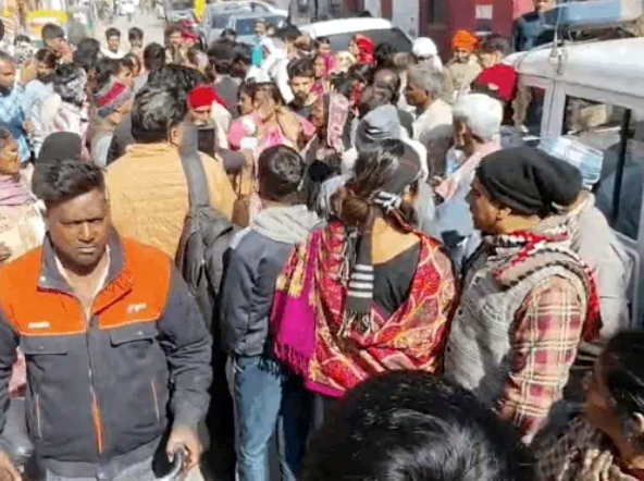 फरीदाबाद में विधायक कार्यालय पर प्रदर्शन करते लोग। फरीदाबाद में विधायक कार्यालय पर प्रदर्शन करते लोग।