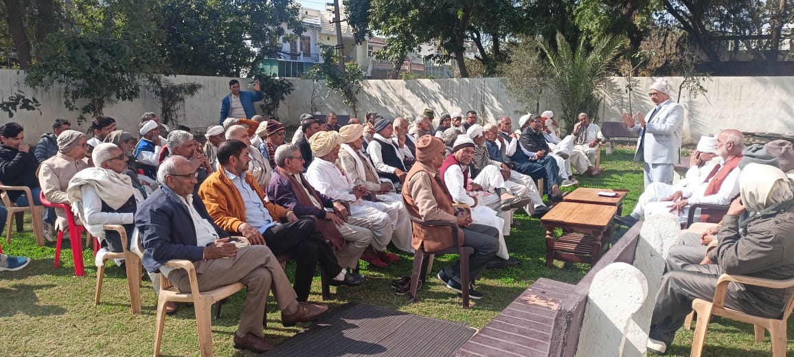 बैठक को संबोधित करते हुए वक्ता। बैठक को संबोधित करते हुए वक्ता।