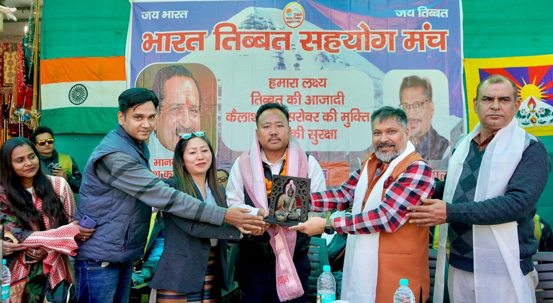 फोटो नंबर-07: तिब्बतियन यूथ कांग्रेस के अध्यक्ष गोम्पु घोंडूप के नेतृत्व में गुरुग्राम पहुंची बाइक रैली के दौरान टीम का स्वागत करते भारत-तिब्बत सहयोग मंच हरियाणा प्रान्त अध्यक्ष अमित गोयल। फोटो नंबर-07: तिब्बतियन यूथ कांग्रेस के अध्यक्ष गोम्पु घोंडूप के नेतृत्व में गुरुग्राम पहुंची बाइक रैली के दौरान टीम का स्वागत करते भारत-तिब्बत सहयोग मंच हरियाणा प्रान्त अध्यक्ष अमित गोयल।