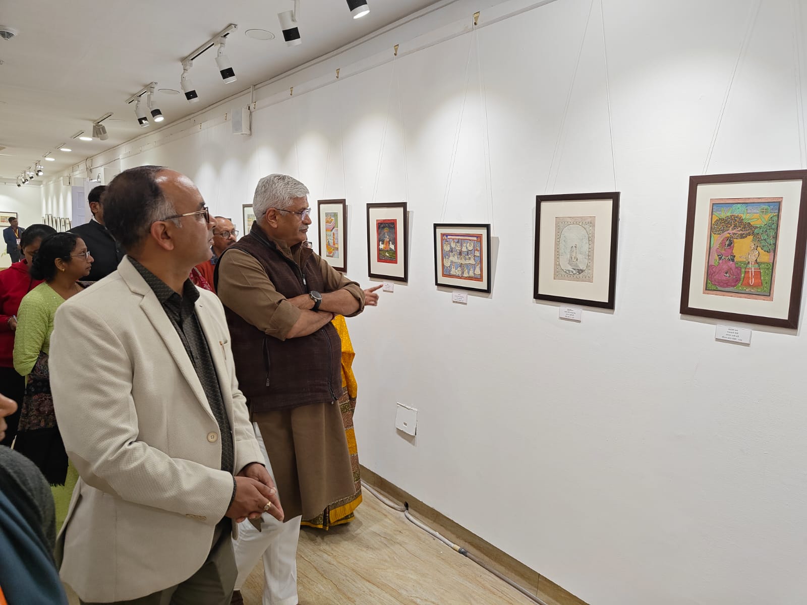 इलाहाबाद संग्रहालय में लघु चित्र प्रदर्शती 'भागवत' का उद्घाटन किया। इलाहाबाद संग्रहालय में लघु चित्र प्रदर्शती 'भागवत' का उद्घाटन किया।