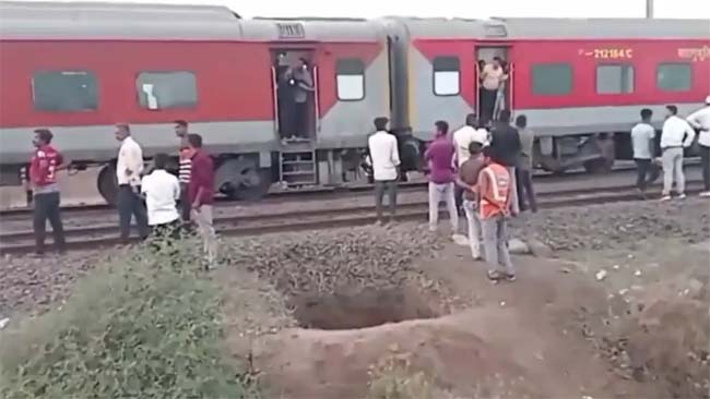 फोटो: पुष्पक एक्सप्रेस दुर्घटना फोटो: पुष्पक एक्सप्रेस दुर्घटना