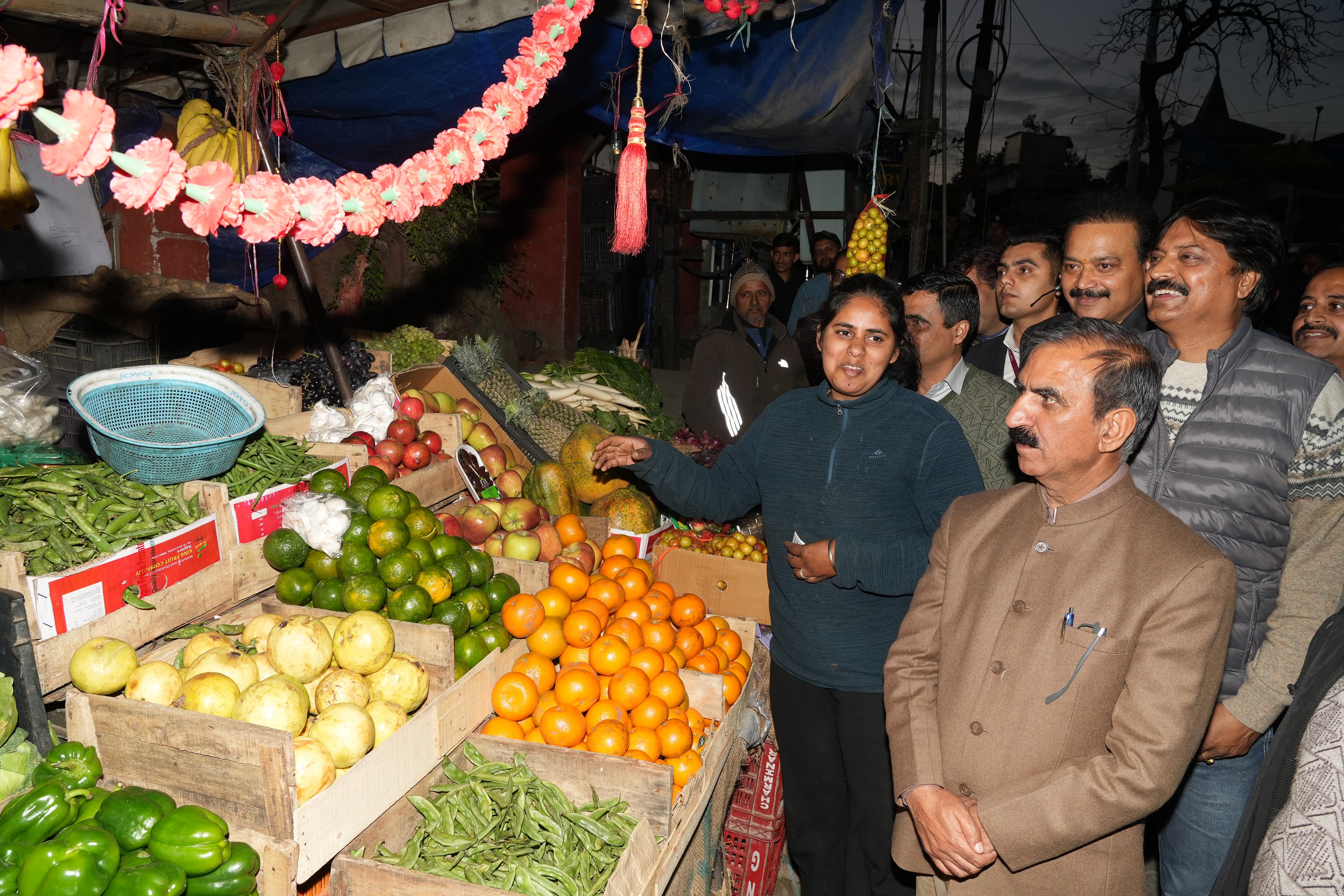 दुकान से फलों की खरीदारी करते हुए मुख्यमंत्री। दुकान से फलों की खरीदारी करते हुए मुख्यमंत्री।