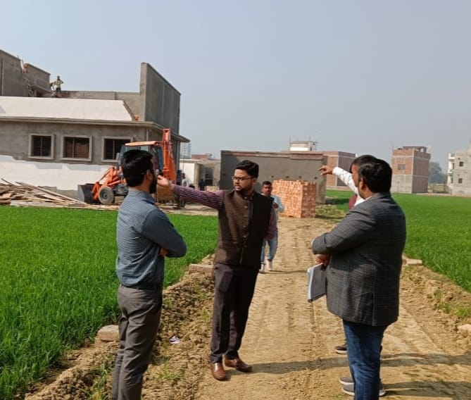 पिसौर बारात घर का जायजा लेते नगर आयुक्त :फोटो बच्चा गुप्ता पिसौर बारात घर का जायजा लेते नगर आयुक्त :फोटो बच्चा गुप्ता