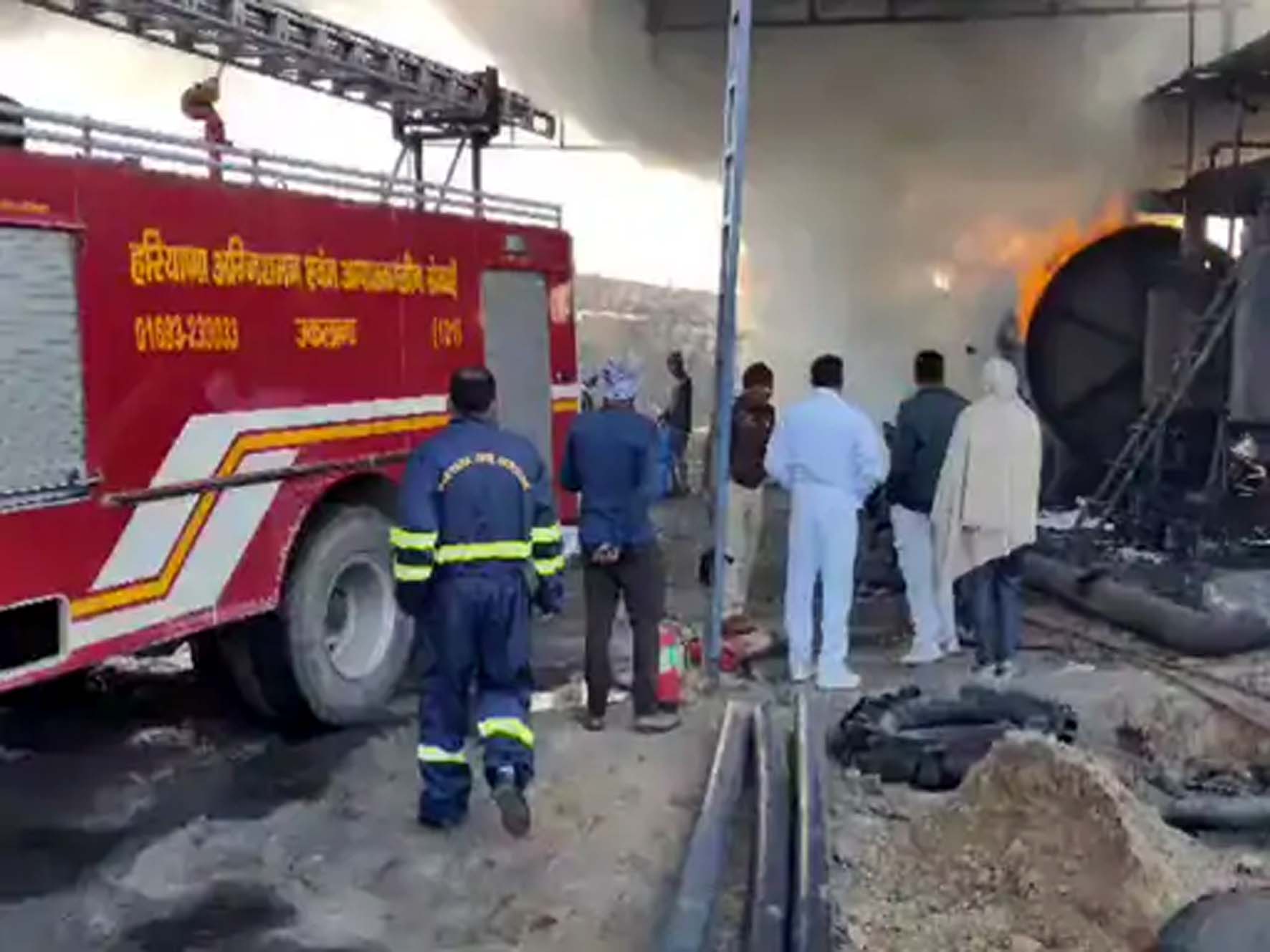 फोटो : फैक्टी में मौजूद दमकल कर्मचारी व अन्य। फोटो : फैक्टी में मौजूद दमकल कर्मचारी व अन्य।