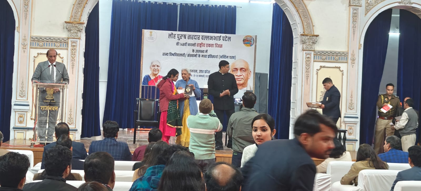 राज्यभवन में बुवि के छात्र पुरस्कृत होते हुए राज्यभवन में बुवि के छात्र पुरस्कृत होते हुए