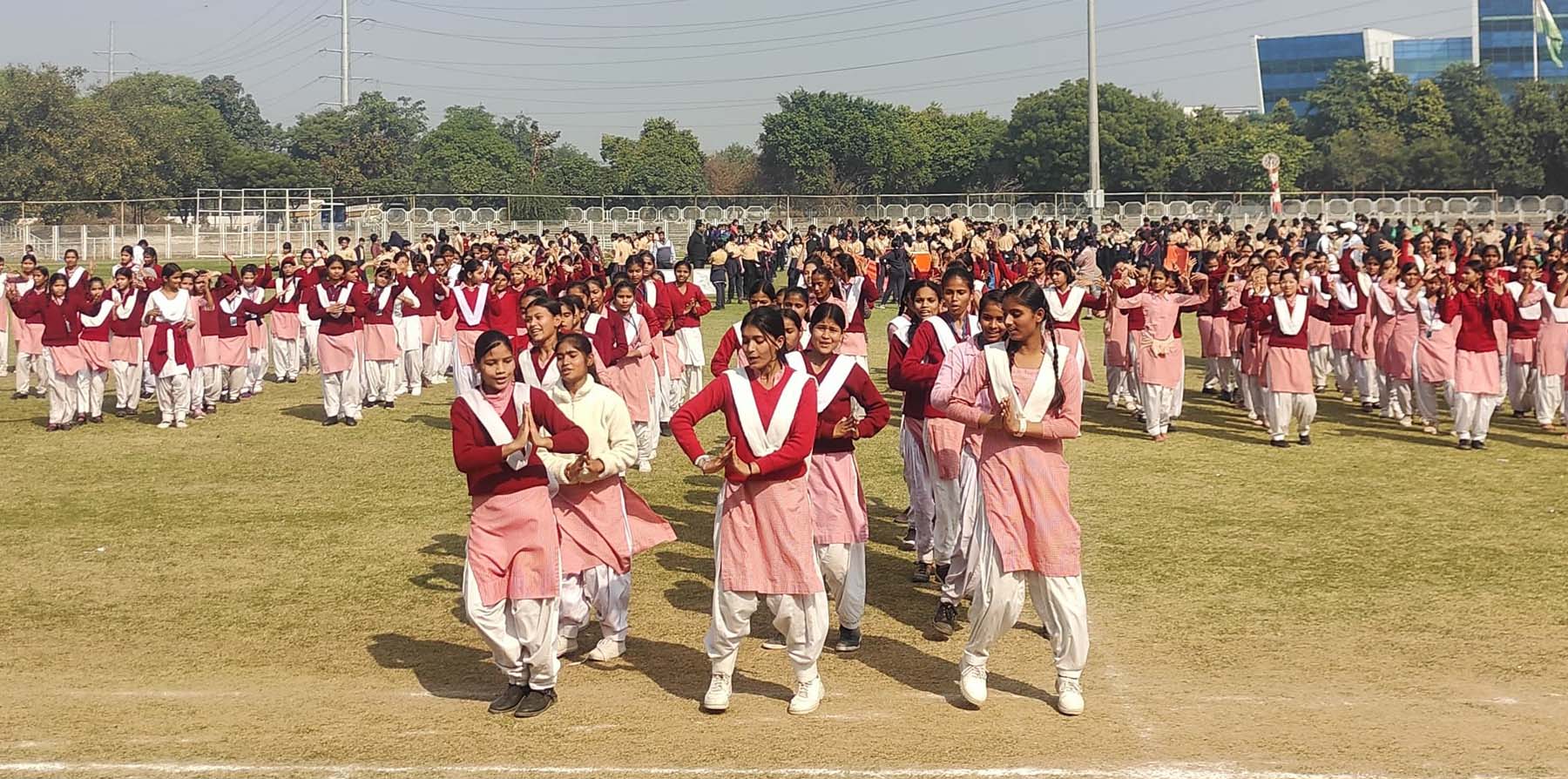 फोटो नंबर-03: गुरुग्राम के ताऊ देवीलाल स्टेडियम में गणतंत्र दिवस समारोह की रिहर्सल करती छात्राएं।