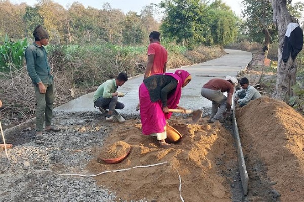 हरदा: रोड निर्माण में तराई नहीं होने से मजबूती पर उठ रहे सवाल